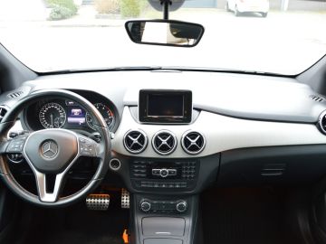 Mercedes-Benz B-Klasse 180 AUTOMAAT | SPORTPAKKET | XENON | PANORAMADAK | NAVI | CRUISE 